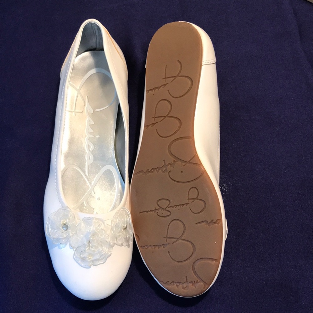 A cute pair of white flats - Picture 2 of 3